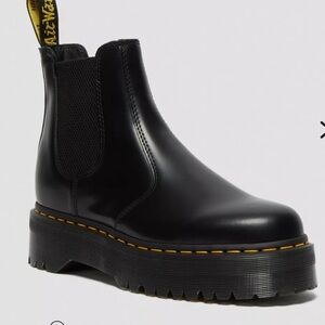 2976 smooth leather platform chelsea boots. size 8. worn only a handful of times